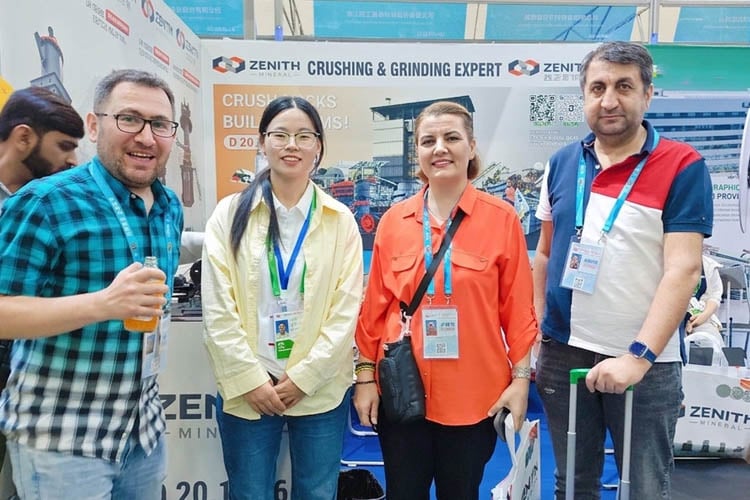 Our team with customers at the 139th Canton Fair